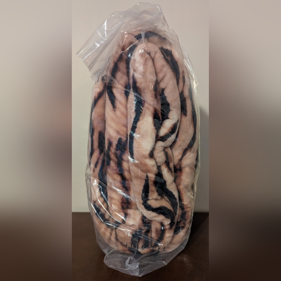 Victoria's Secret Cozy Plush Sherpa Blanket Champagne Tiger 50"X60" New - Picture 3 of 6